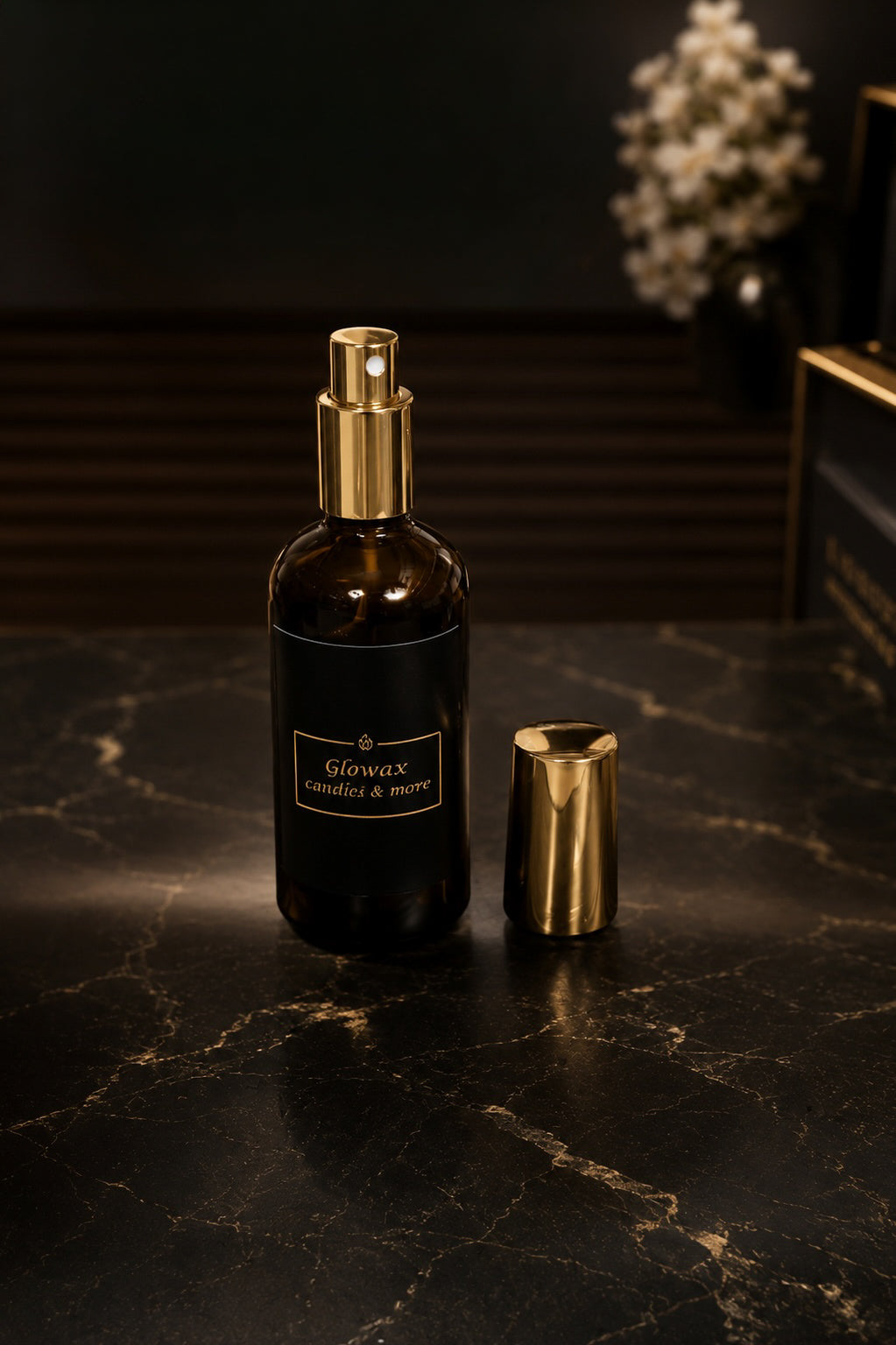 Glowax Fabric Mist σε καραμελένια φιάλη για αρωματισμό υφασμάτων και χώρου